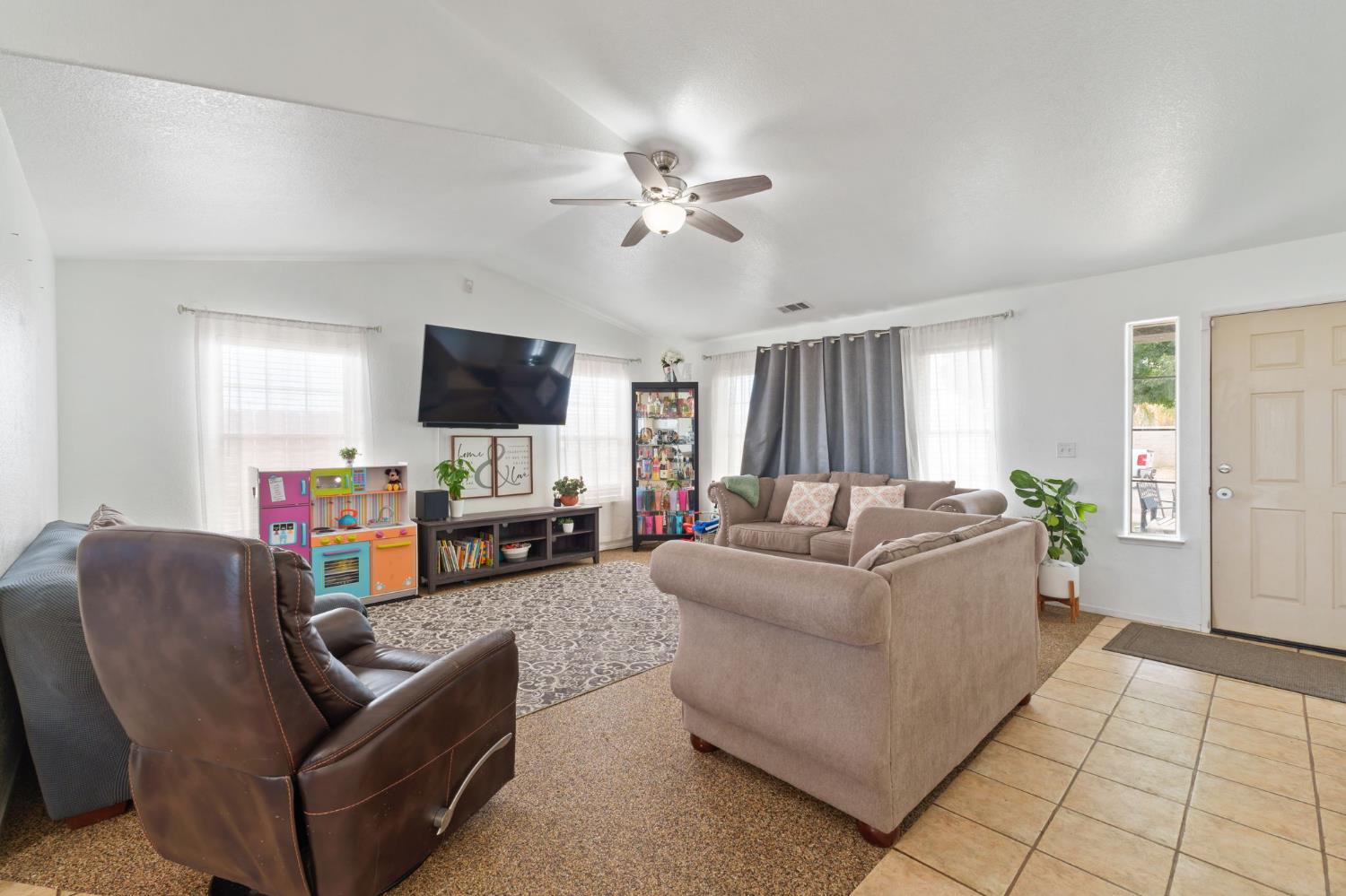 601 Saddleback St, Coalinga, CA 93210