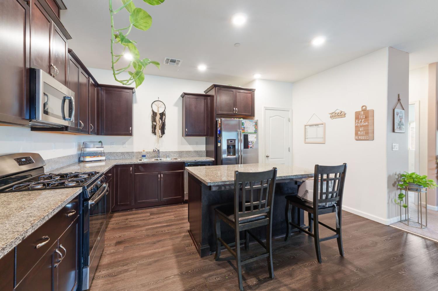 2082 Posa Chanet Blvd, Coalinga, CA 93210