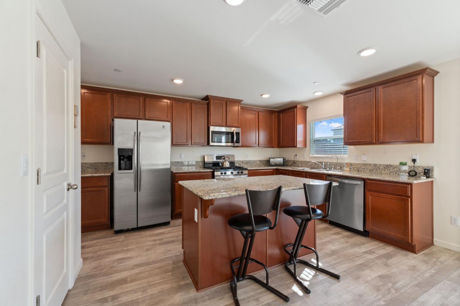 802 Reisling Ln, Coalinga, CA 93210