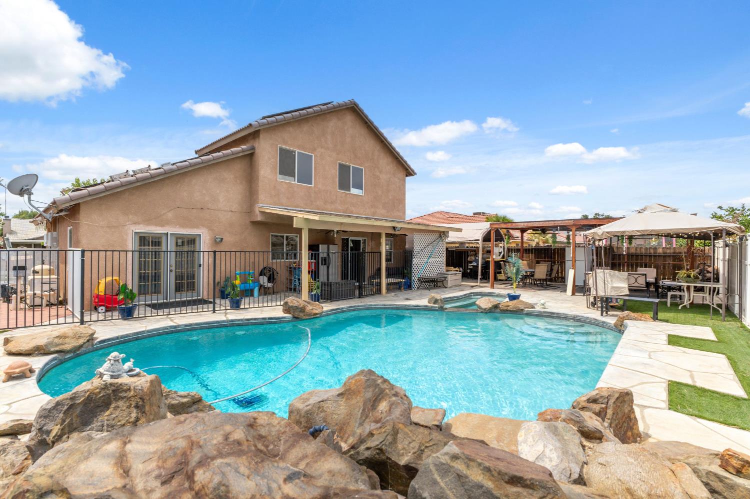 180 Cheney Ln, Coalinga, CA 93210