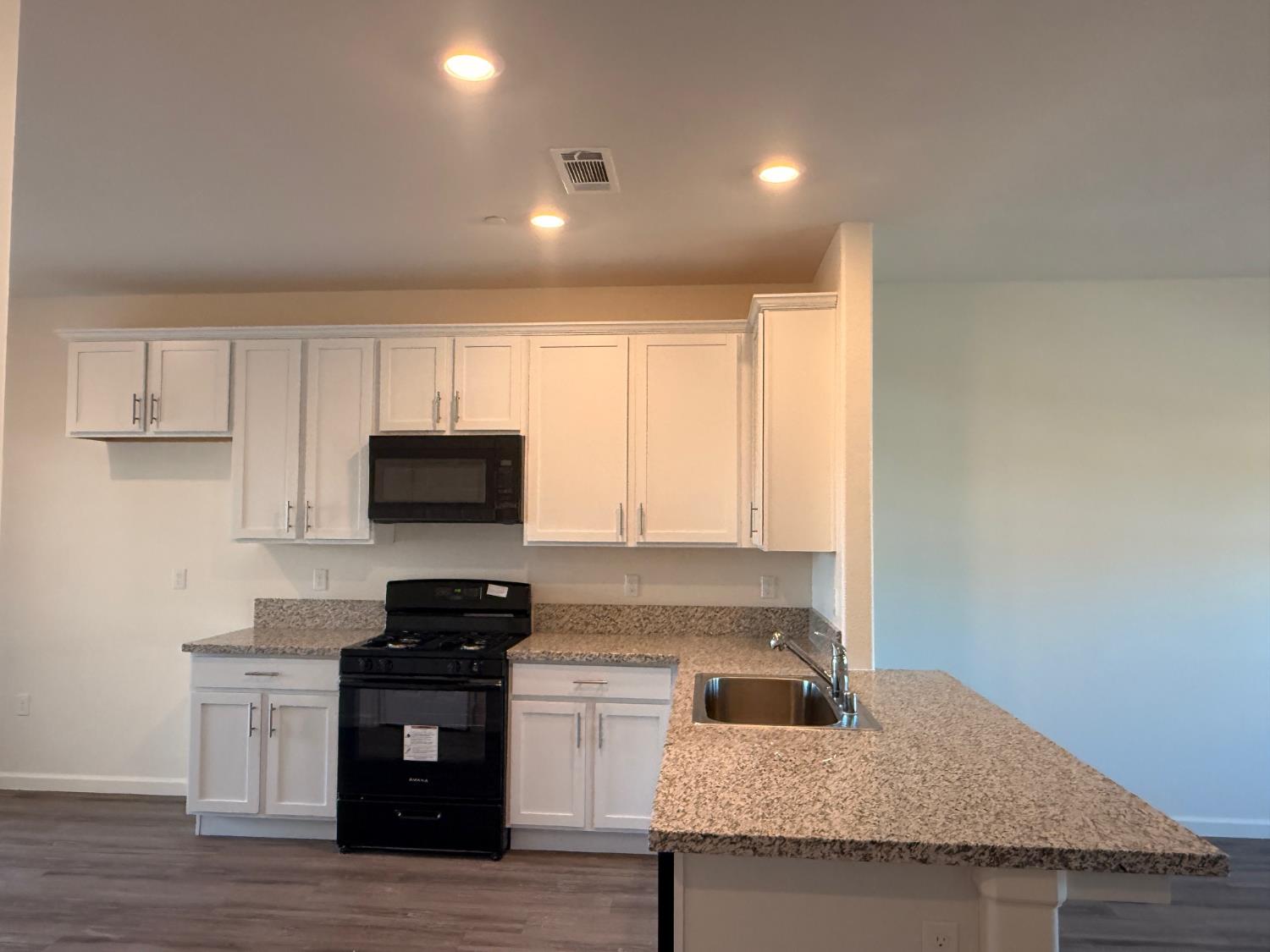 1105 E Orange St, Avenal, CA 93204