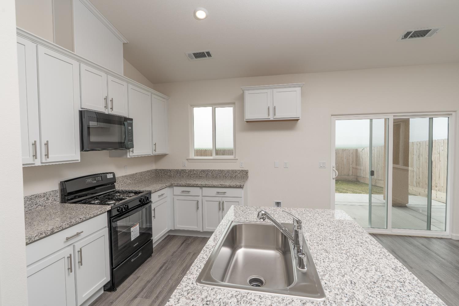 1208 E Orange St, Avenal, CA 93204