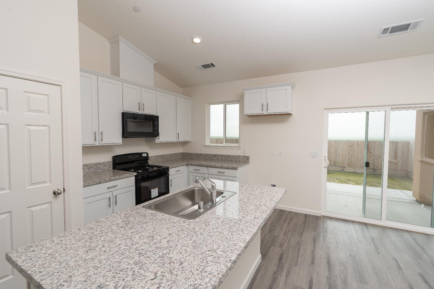 1208 E Orange St, Avenal, CA 93204