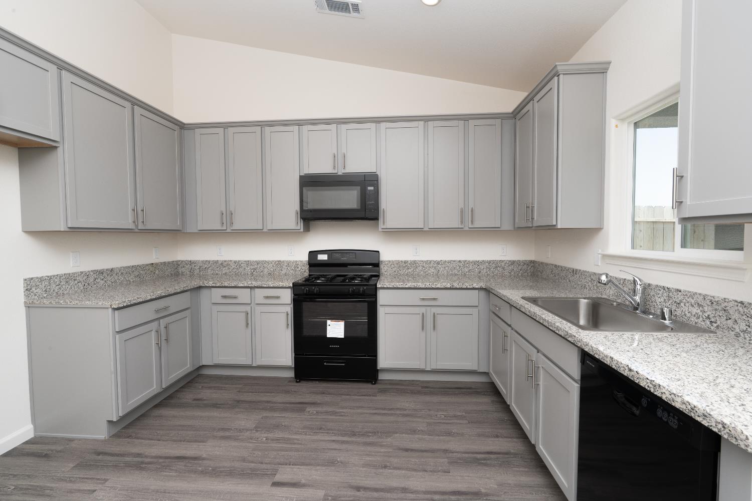 1212 E Orange St, Avenal, CA 93204