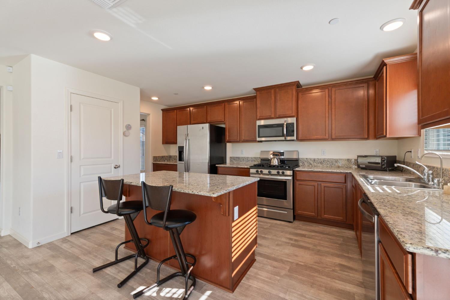 802 Reisling Ln, Coalinga, CA 93210