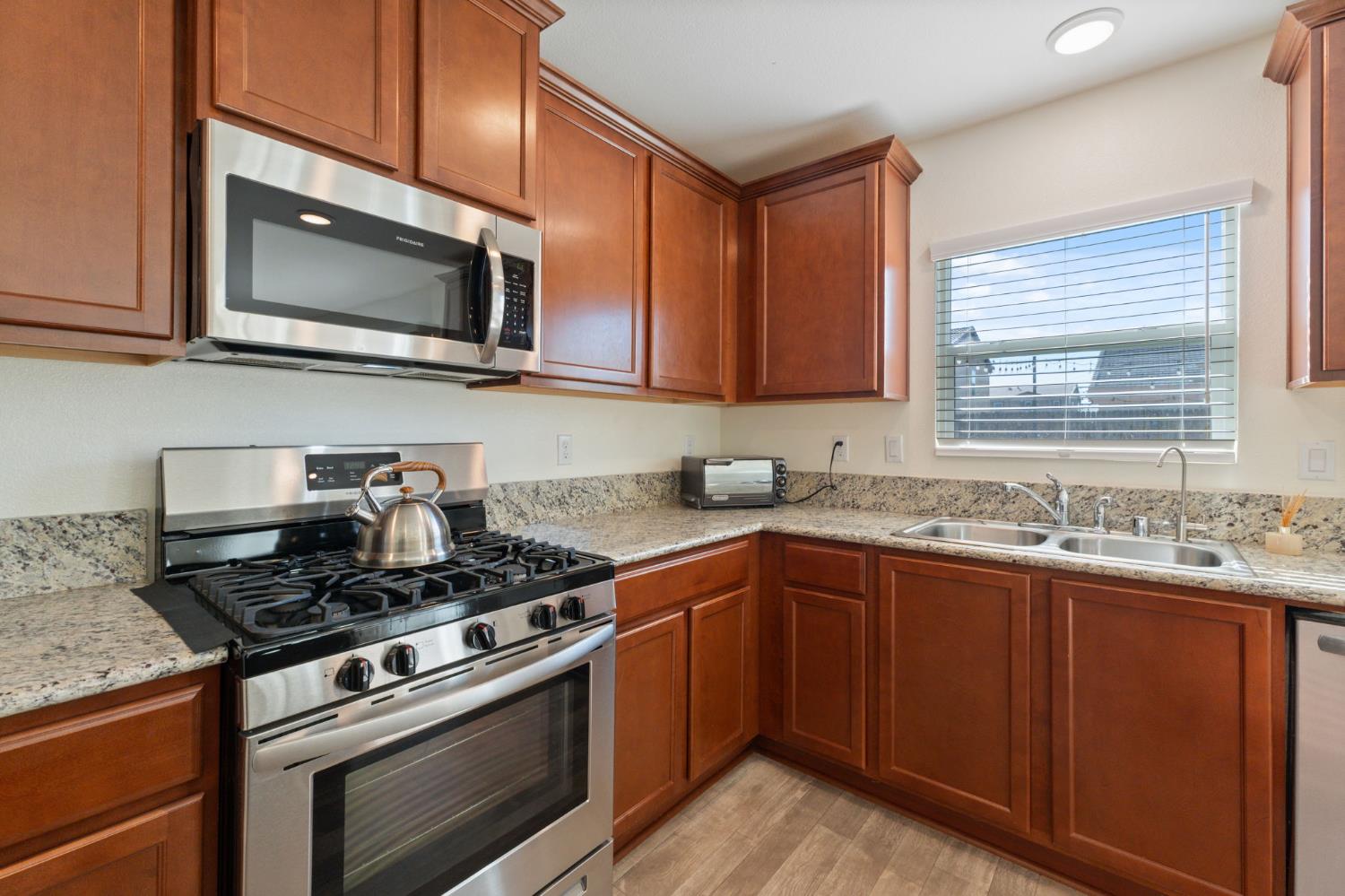 802 Reisling Ln, Coalinga, CA 93210