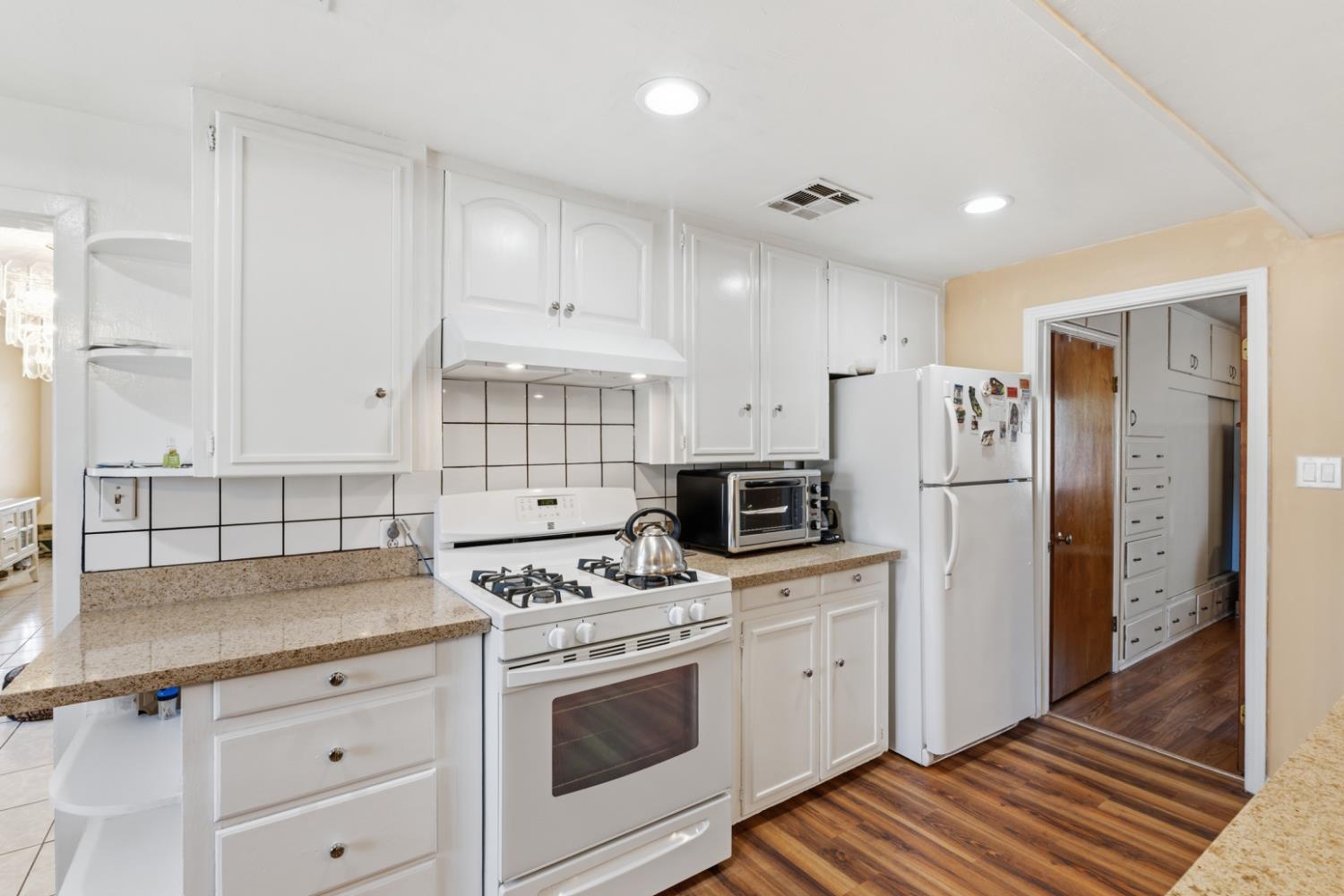 295 E Durian Ave, Coalinga, CA 93210