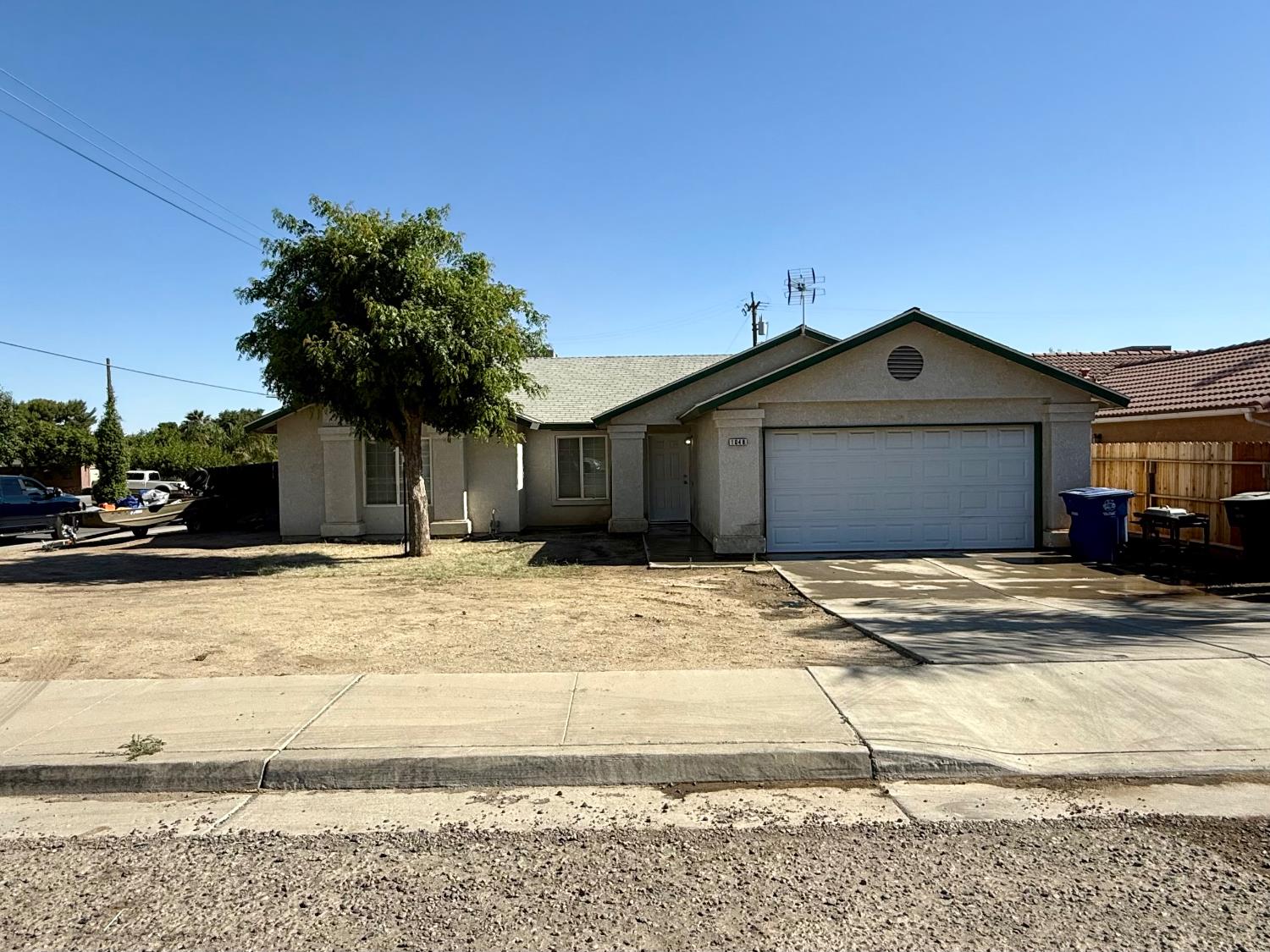 1048 E Yosemite St, Avenal, CA 93204