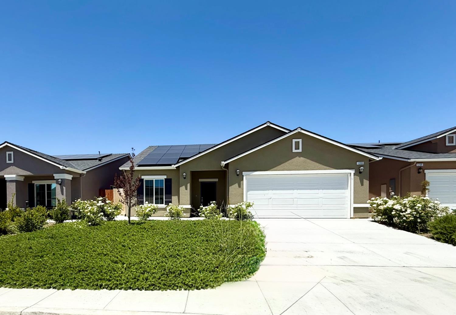 913 Grangeville Ave, Avenal, CA 93204