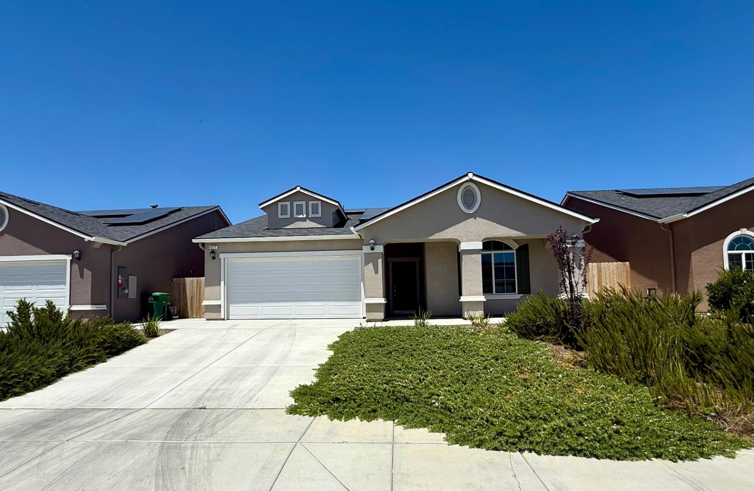 913 Grangeville Ave, Avenal, CA 93204